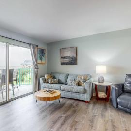 Waterfront condo with shared pool & hot tub - near dining & the beach