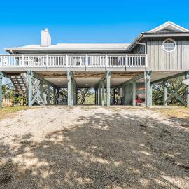 Newly renovated bright & chic Home with private deck grill & near the beach, Hotel in Fort Morgan