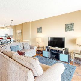 Gulf-front condo with balcony shared pool hot tub & beach access