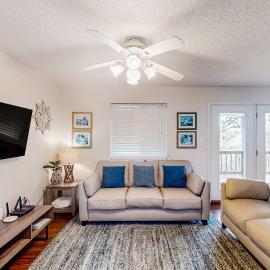 Gulf view home with two-level deck beach access & shared pools hot tub gym, hotel in Fort Morgan