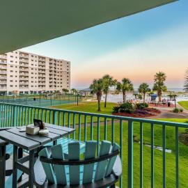 Gulf-view condo in beachfront building with pools hot tub & tennis, hotel in Fort Morgan