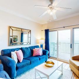 Beachfront condo w spacious layout swim-through outdoor indoor pool & hot tub, ξενοδοχείο σε Gulf Shores