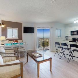 Gulf-Front Condo with Private Balcony Gas Grill Shared Outdoor Pool & Free WiFi, hotel in Fort Morgan