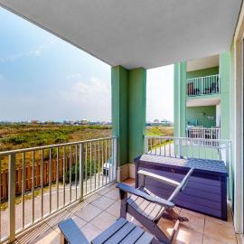 Bay View Condo with Private Balcony AC WiFi & Access to Shared Hot Tubs Pools