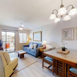 Condo Steps from the Sand with Balcony Resort Pools Central AC & WiFi, hotel in Fort Morgan