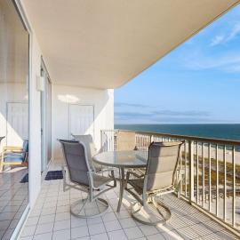 Beautiful Home Steps From the Bay with Shared Pool & Hot Tub & Free WiFi Balcony, hotel in Fort Morgan