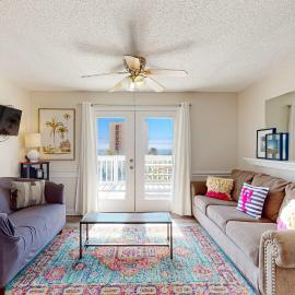 Top-floor condo with pool & great views - close to the beach, ξενοδοχείο σε Gulf Shores