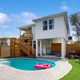 New dog-friendly home with a private pool near the Gulf、ガルフ・ショアーズのホテル