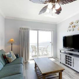 Beachfront Condo wLarge Balcony Shared Hot Tub Pool Sauna Free WiFi AC, hotel en Gulf Shores