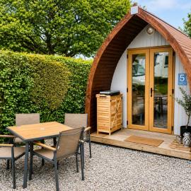 'Nyth' GLAMPING LOG POD, SLEEPS 4 NOBLE COURT HOLIDAY PARK PEMBROKESHIRE, hotel in Pembrokeshire