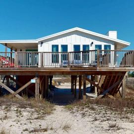 4th-Floor Gulf-Front Condo with Shared Outdoor Pool Central AC Private Balcony, hotel in Gulf Shores