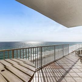 Bright & attractive condo in Gulf-front building with pool & spacious balcony