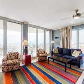 Spacious Coastal Gem With Fast WiFi Gulf Views Private Balcony & Full Kitchen