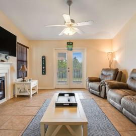 Snowbird-friendly condo with AC outdoor pool tennis & hot tub - near the beach