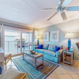 Cheerful beach stay with heated pool balcony gulf views W&D & central AC、ガルフ・ショアーズのホテル