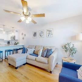 Cozy condo with turquoise pool open layout smart TVs balcony & AC, hotel v mestu Gulf Shores