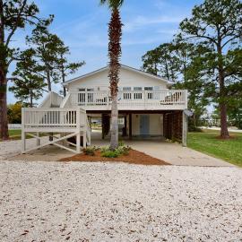 Dog-friendly bay-view home with central AC - snowbirds welcome, hotel en Orange Beach