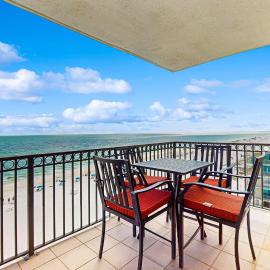 Beachfront condo with shared pool outdoor shower and beach access, hotel i Gulf Shores