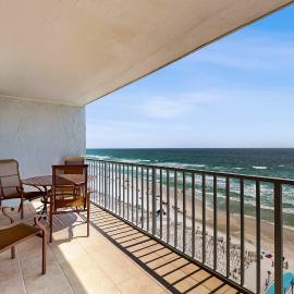 Beachfront condo with private balcony outdoor pool direct beach access & views, hotel u gradu Galf Šors