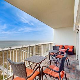 Gulf front condo w a full kitchen private balcony shared pools & hot tub