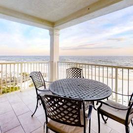 Gulf-Front condo with balcony beach access WiFi AC & outdoor pool