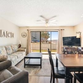 Ideally located home in beachfront building with WiFi pool sauna & tennis: Orange Beach'te bir otel