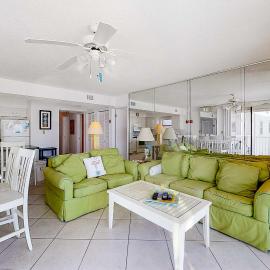 Fantastic condo with elevator WiFi & central AC - beachfront Location, ξενοδοχείο σε Orange Beach