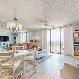 Gulf-view condo with central AC WiFi laundry pools gym & tennis, hótel í Orange Beach