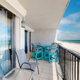 Gulf front condo with pool and beach access - breath taking balcony views