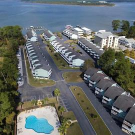 Calming water view condo with full kitchen balcony pool & TV - close to park, hotel u gradu 'Orange Beach'