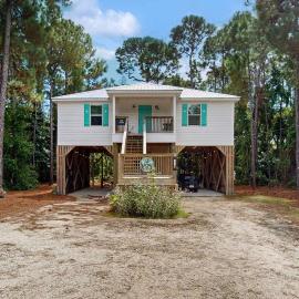 Island Home With Spacious Deck Lower Patio Free WiFi & Beach Access Nearby