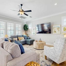 Gorgeous coastal home with plenty of space and easy beach access, хотел в Ориндж Бийч