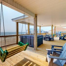 Exquisite oceanfront beach home with hot tub central AC balcony & W&D, hotel in Dauphin Island