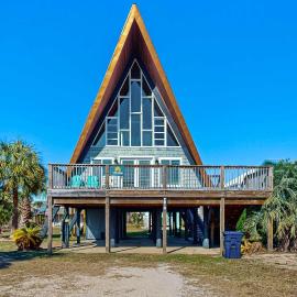 Unique beachside A-frame with porches fantastic views & ocean access, hotel in Dauphin Island