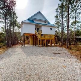 Peaceful hideaway with modern interior & spacious balcony - adjacent to the dune, hotel in Dauphin Island