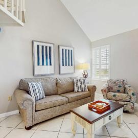 Cozy coastal condo with loft & shared pool and beach access