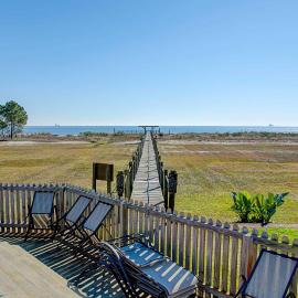 Condo with WiFi boardwalk to beach Gulf view pool & picnic area, hotel in Dauphin Island