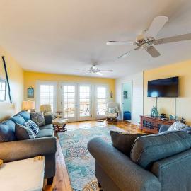 Dog-friendly water view beach house with a full kitchen furnished deck private – hotel w mieście Dauphin Island