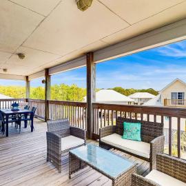 Two-Level Home with W&D Shared Outdoor Pool Free High-Speed WiFi Central AC