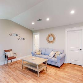 Stylish island condo near the beach with fast WiFi central AC & private W&D, hotel in Dauphin Island