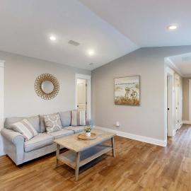 Delightful condo near the beach & town with WiFi central AC full kitchen & W&D, hotel in Dauphin Island