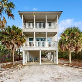 Spacious private home with patio balconies close to beaches