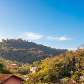 Casa de hóspedes com churrasqueira e vista para montanha