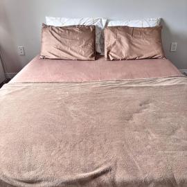 Master Bedroom with private Bathroom -Near Toronto Pearson airport, hotel u gradu 'Brampton'