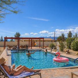 Falcon Cottage, hótel í Pahrump