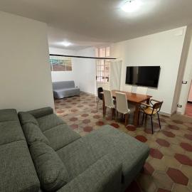 CENTRO STORICO Spazioso LOFT in Residenza Storica, מלון באלבניה