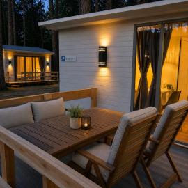 Premium Bungalow Ferienwohnung auf Rügen - bis 5 Personen - nur 100m zum Naturstrand - mitten im Wald - Familien und Hunde herzlich willkommen - Feriensiedlung Schwalbennest, hotel a Dranske