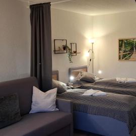 2-Zimmer-Apartment "Stay-at-AJ Homes Hamm" mit komplett ausgestatteter Küche, Balkon, 4 Hotel-Boxspringbetten & Schlafsofa sowie kostenlos inklusive Bettwäsche & Handtücher, Verbrauchsartikel, Parkplatz, WiFi & SmartTV, hotel in Hamm