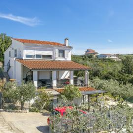 Apartments by the sea Necujam, Solta - 18993, hotelli kohteessa Grohote
