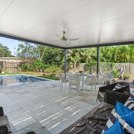 Coastal 4-Bed Retreat with Pool in Toogoom, Hotel in Toogoom